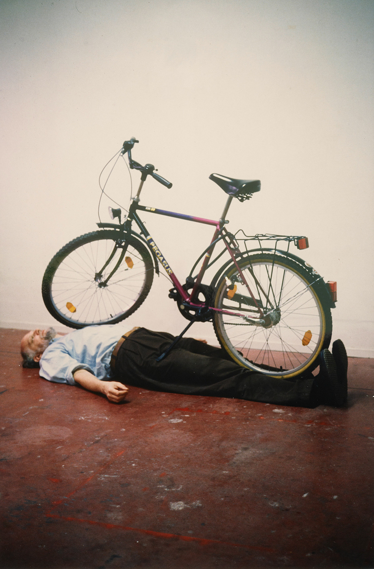 Erwin Wurm: One Minute Sculptures, 1997