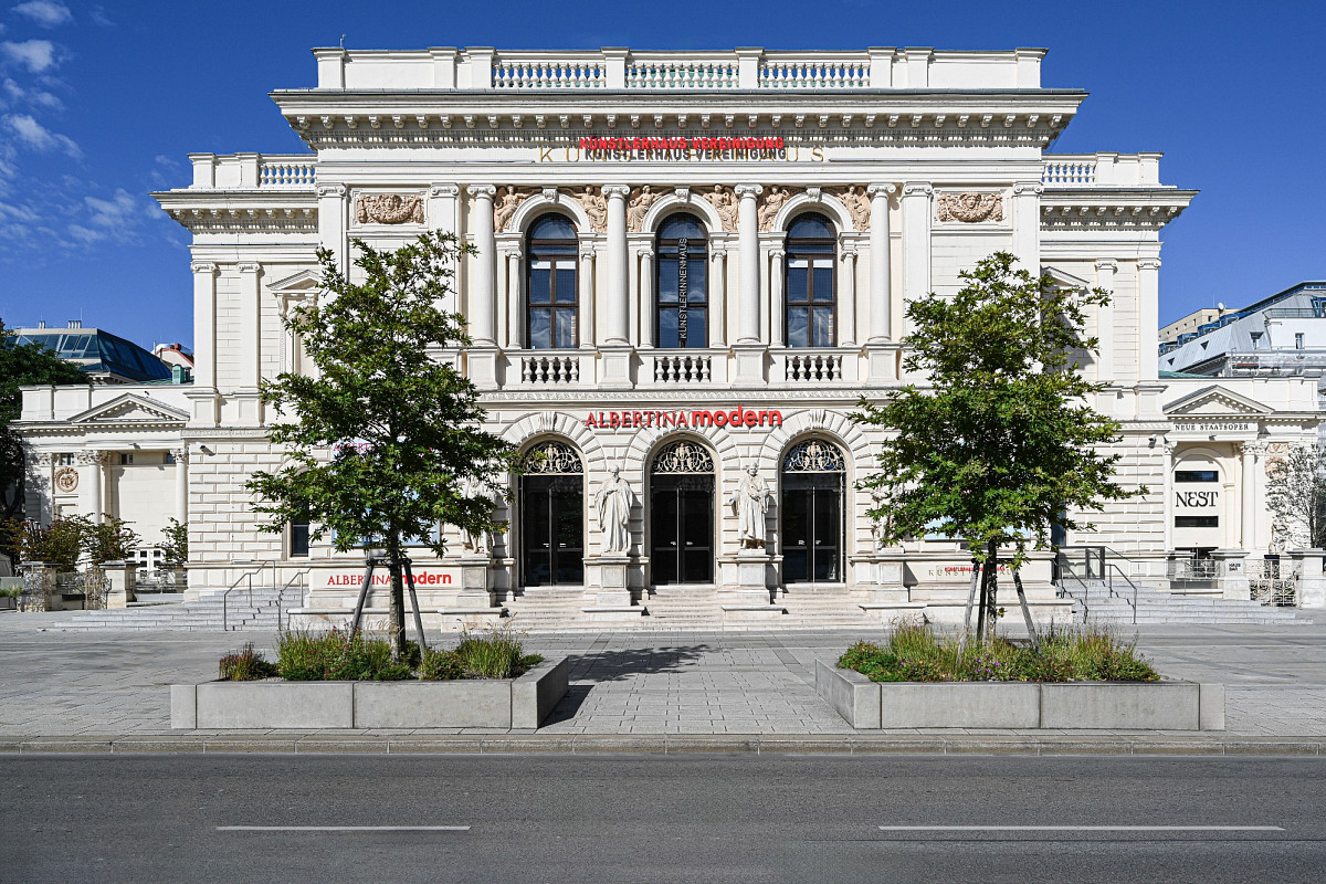 Front view of the neoclassical ALBERTINA MODERN building with statues, columns and exhibition posters © ALBERTINA, Vienna. Photo: Daniel Antalfi