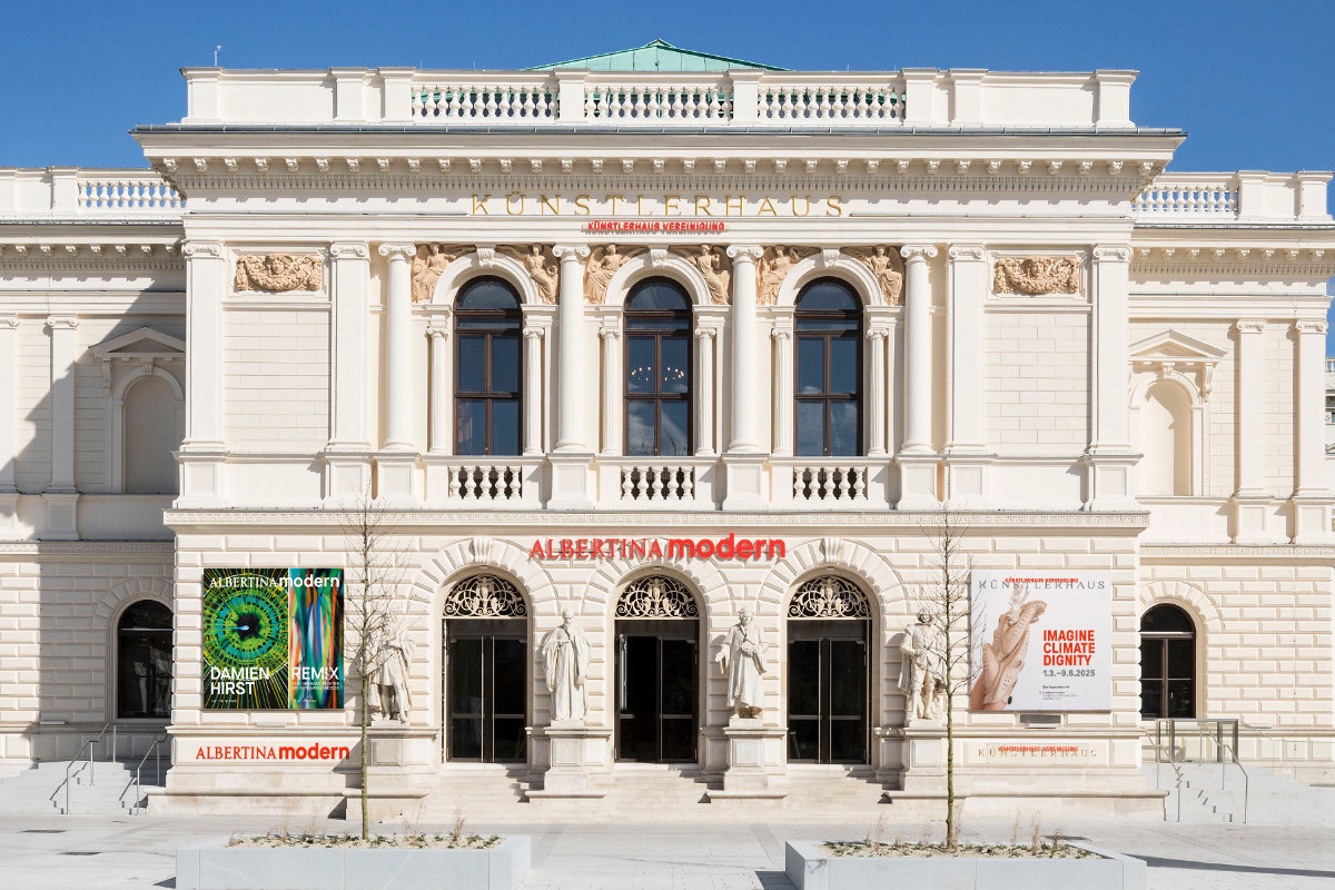 Frontalansicht des klassizistischen Gebäudes der ALBERTINA MODERN mit Statuen, Säulen und Ausstellungspostern © Rupert Steiner