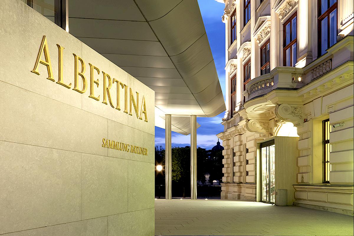 Outside view of the ALBERTINA Museum | Photo © farbpraxis