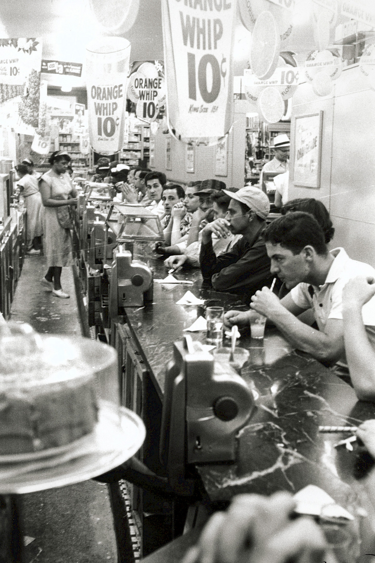 Robert Frank: Drugstore, Detroit, 1955