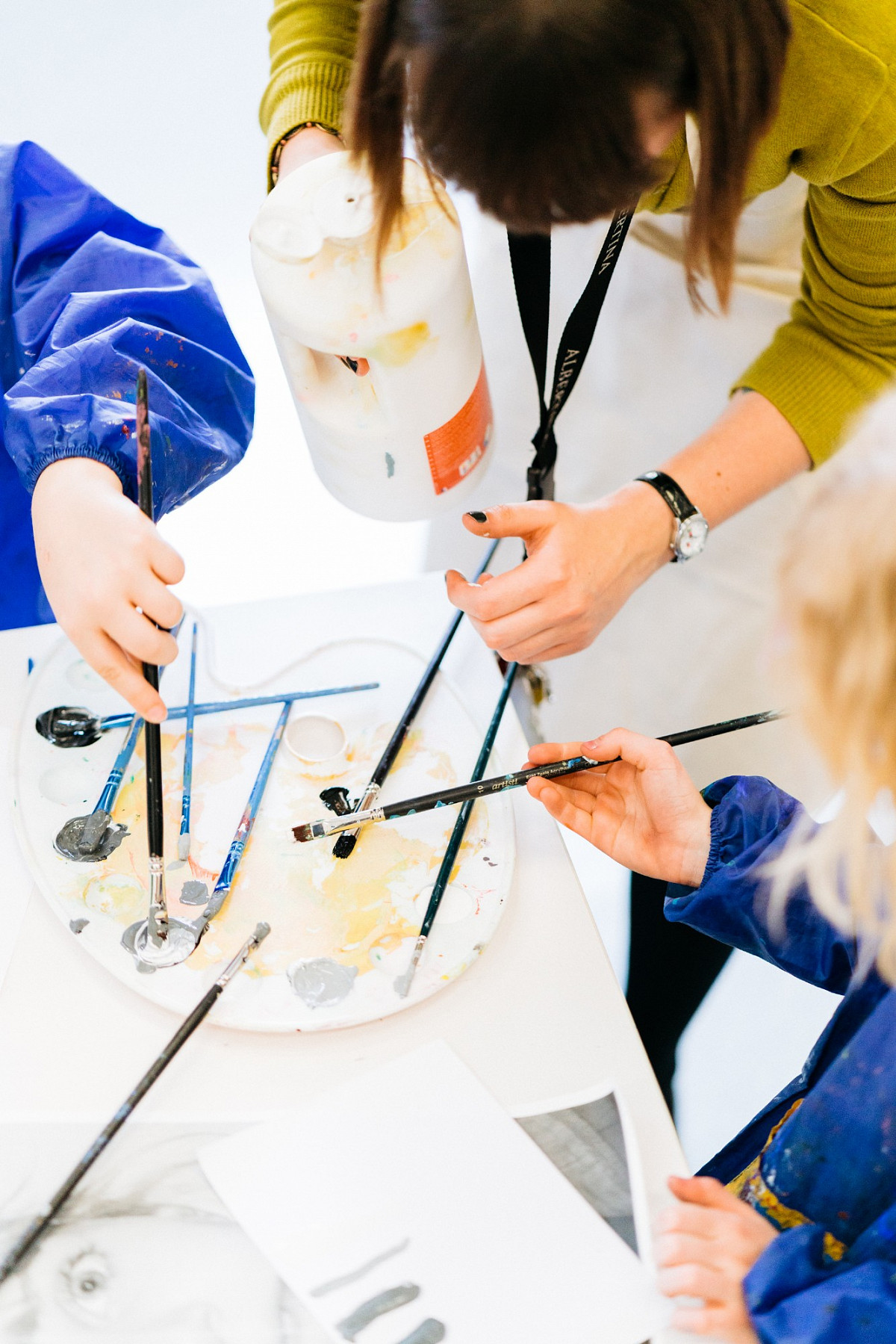 Kinder beim Malen mit Pinseln | © Marko Mestrovic
