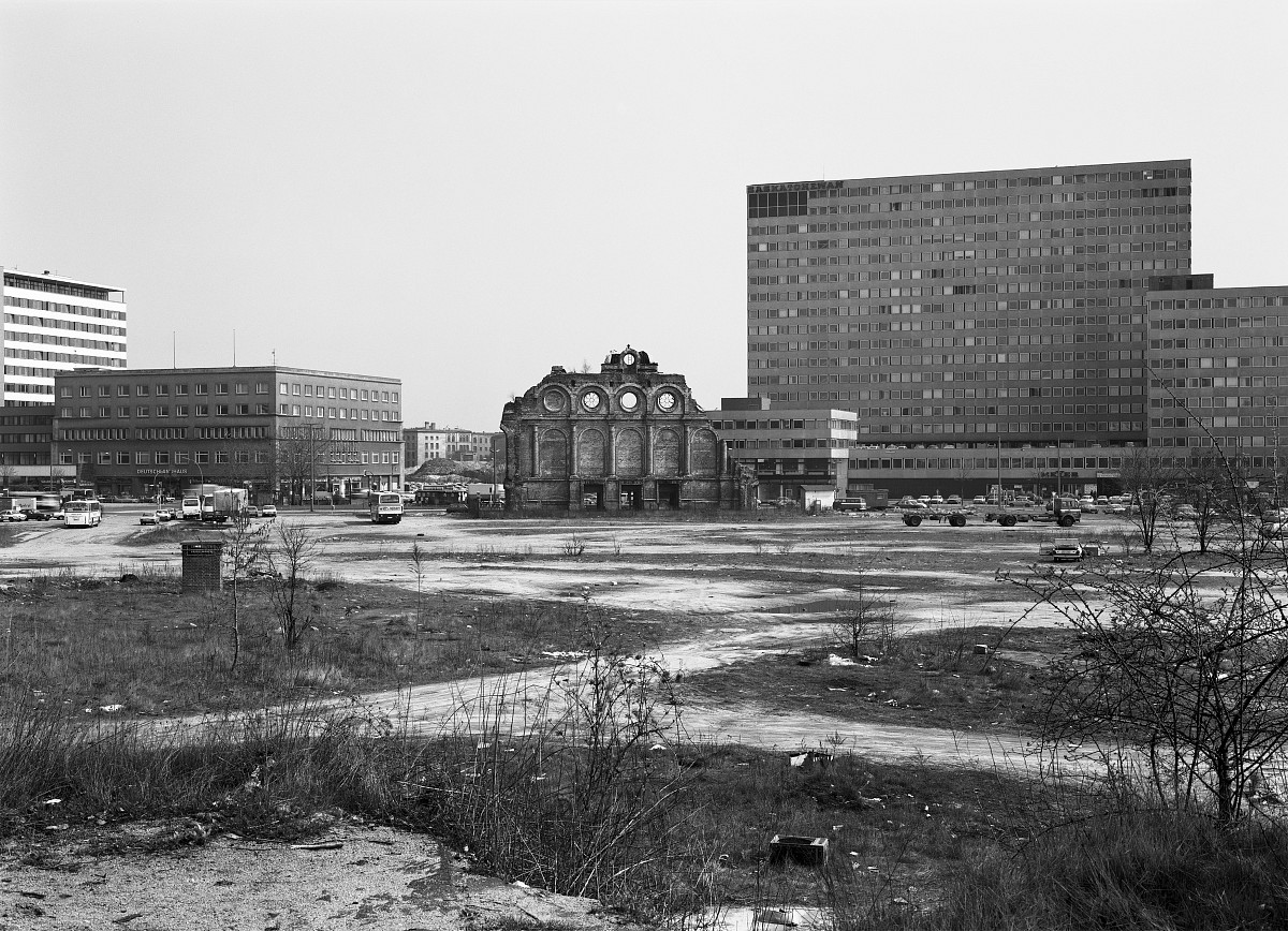 Michael Schmidt: Untitled, from Berlin nach 45, 1980