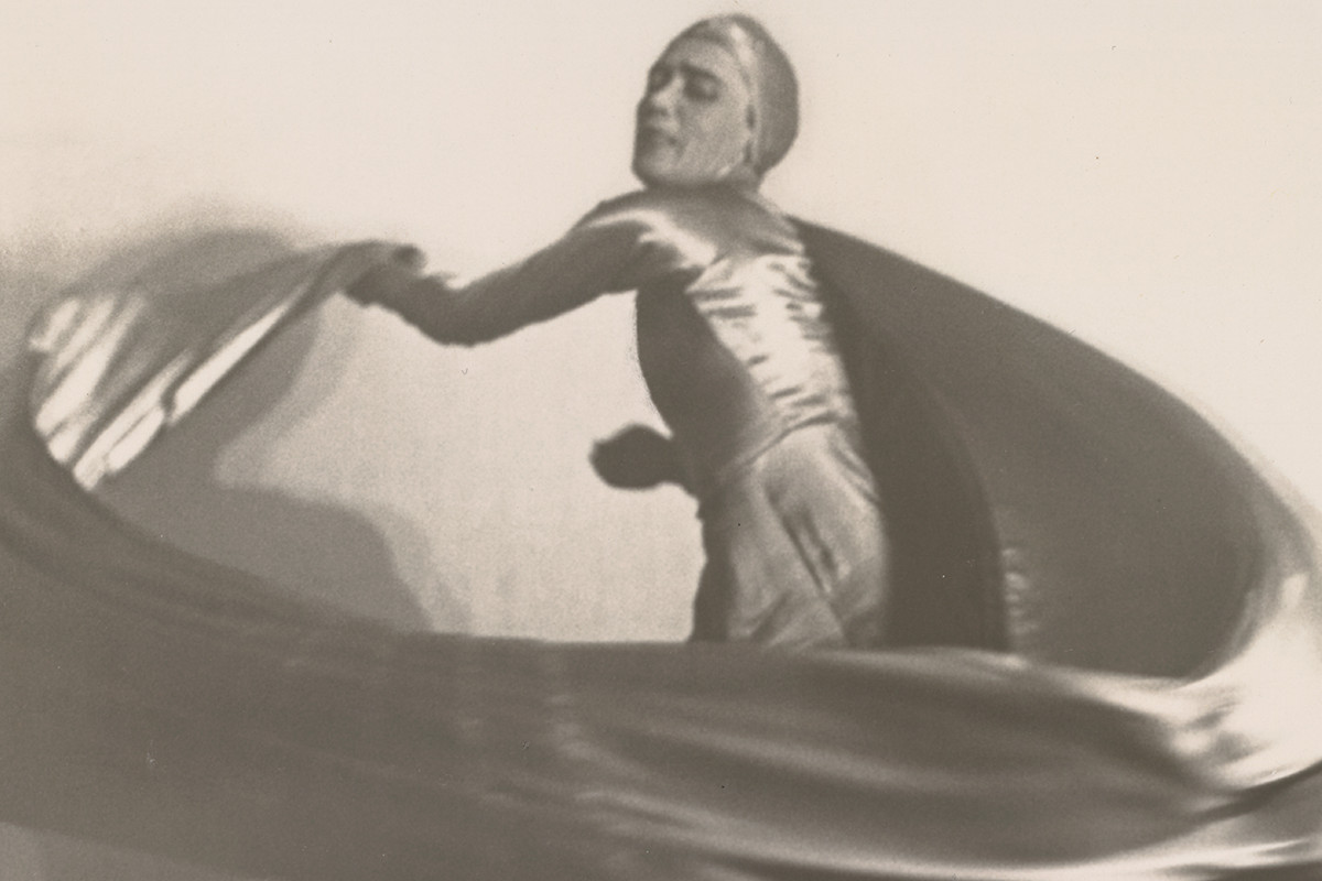 Fotografie einer tanzenden Frau in weiter, fließender Kleidung in ausdrucksstarker Pose. Credit: Charlotte Rudolph | Mary Wigman: Raumgestalt aus dem Zyklus Visionen, 1928 | ALBERTINA, Wien