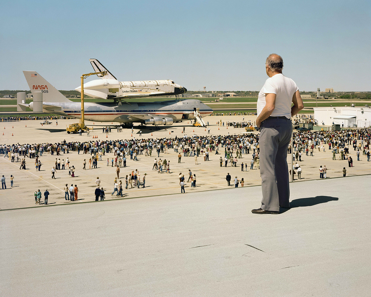 Joel Sternfeld: The Space Shuttle Columbia lands at Kelly Lackland Air Force Base, San Antonio, Texas, aus der Serie: American Prospects, March 1979