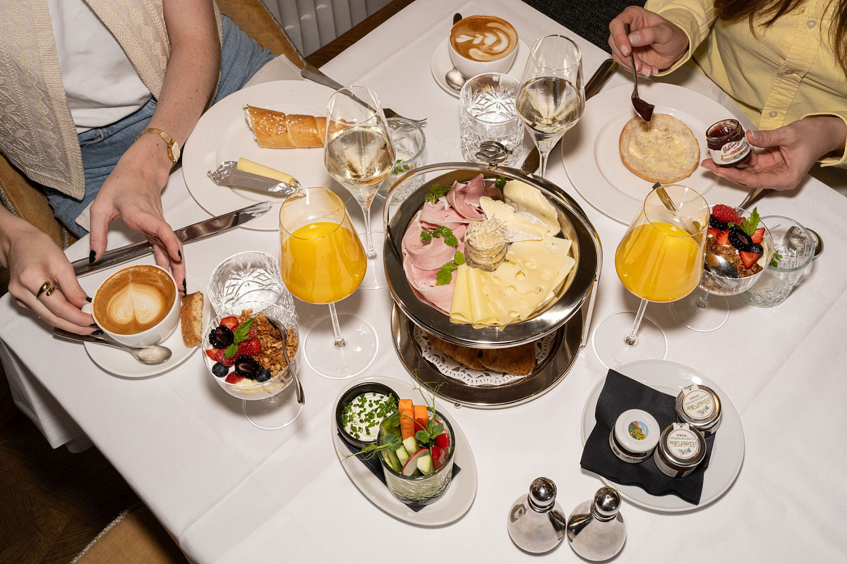 Fully laid breakfast table with drinks and various foods | Photo © Daniel Antalfi
