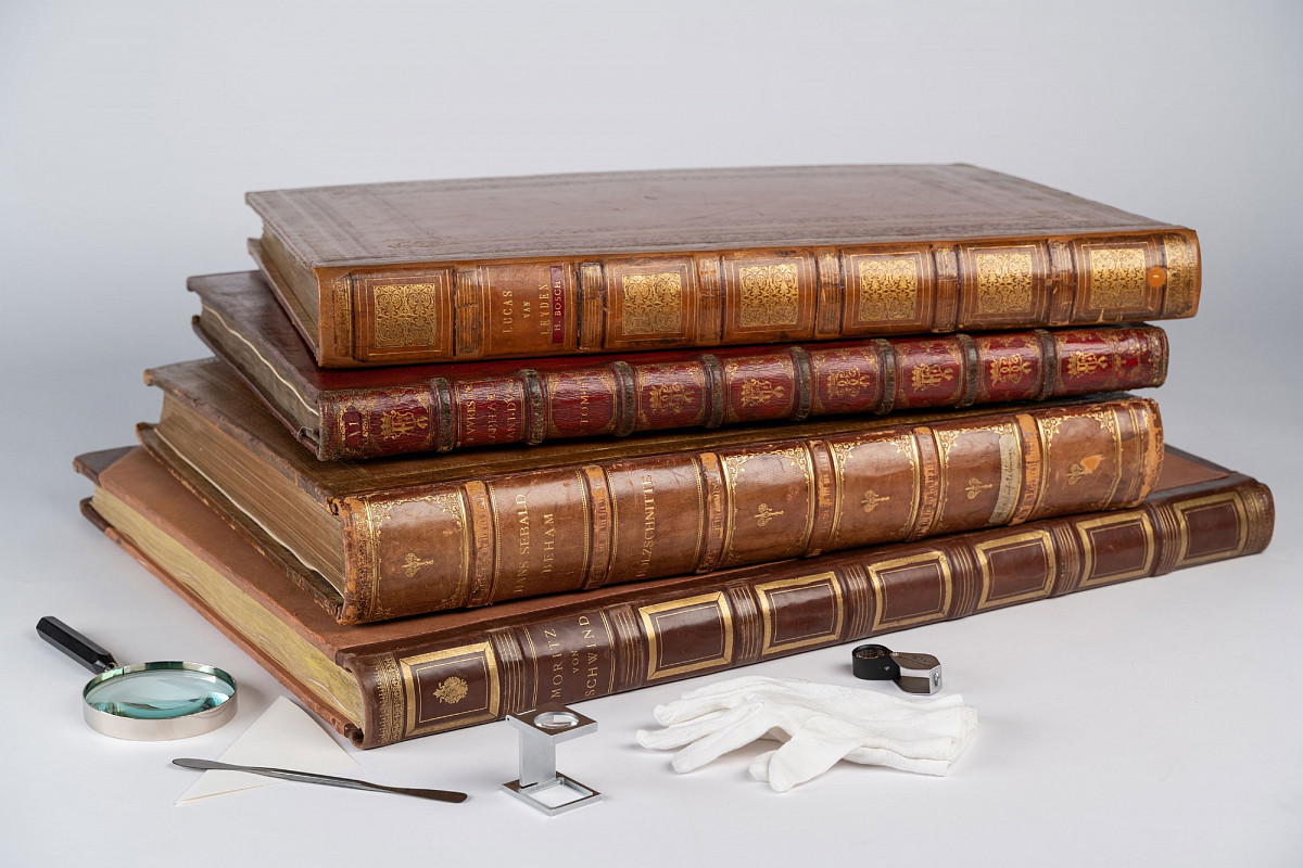 Ansicht eines historischen Druckgrafikbandes der ALBERTINA