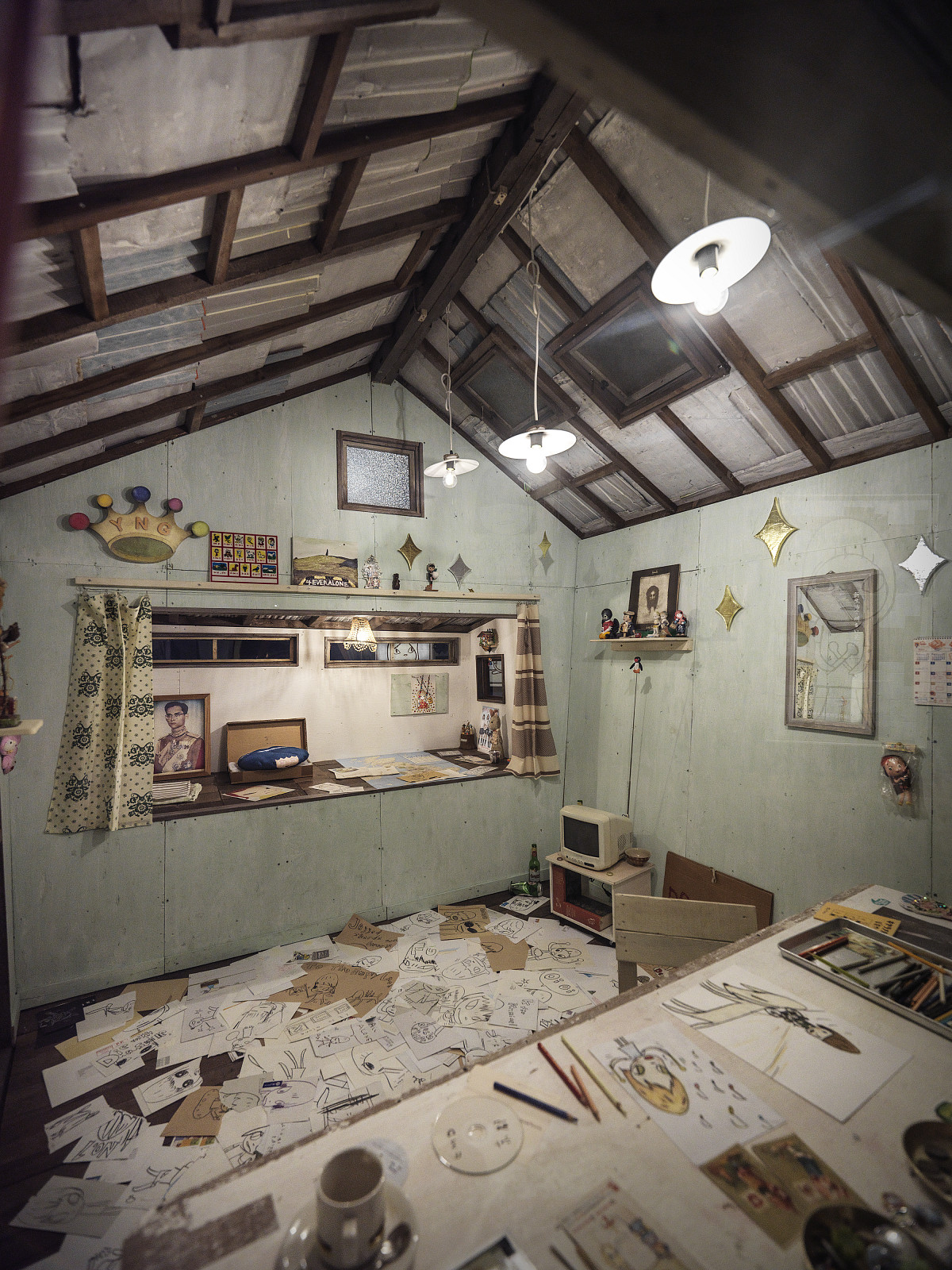 Yoshitomo Nara: Ausstellungsansicht: My Drawing Room 2008 (Innen Ansicht), Schlafzimmer inbegriffen, 2008