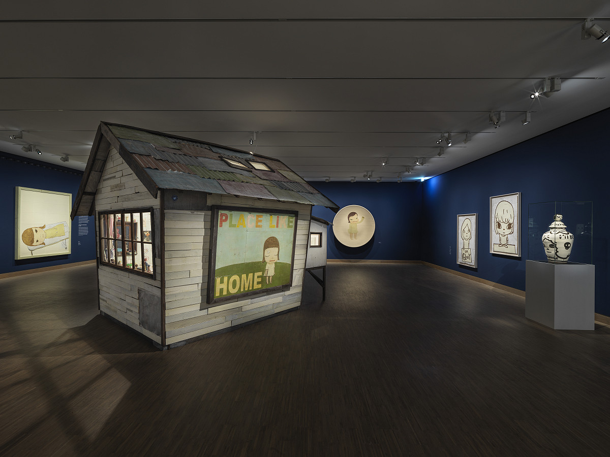 Yoshitomo Nara: Ausstellungsansicht: My Drawing Room 2008 (Außenansicht), Bedroom Included, 2008