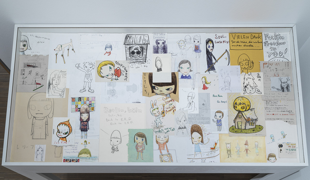 Yoshitomo Nara: Ausstellungsansicht: Drawing Table, 