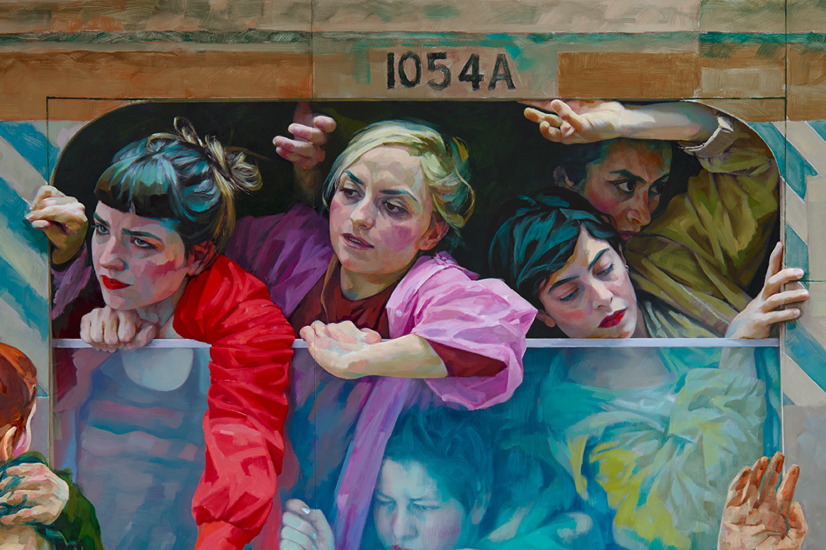 View of a farewell scene on a crowded train. People press themselves against the train window and look out. In front of the train, two people embrace and another person waves. | Xenia Hausner | EXILES 3, 2017 | ALBERTINA, Wien – Familiensammlung Haselsteiner © Xenia Hausner / Bildrecht Wien, 2023