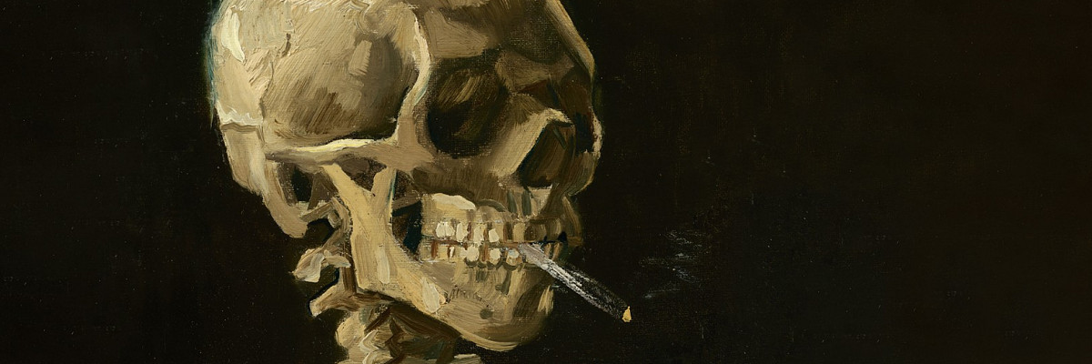 Painting of a skeleton holding a lit cigarette between its teeth and looking to the side. | Vincent van Gogh | Kopf eines Skeletts mit brennender Zigarette, 1886 | Van Gogh Museum, Amsterdam | Foto: Vincent van Gogh Foundation