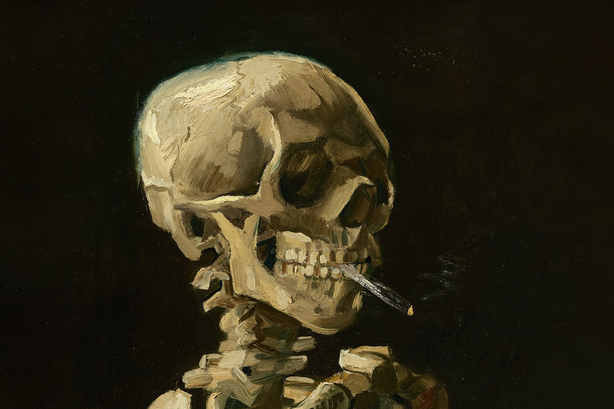 Painting of a skeleton holding a lit cigarette between its teeth and looking to the side. | Vincent van Gogh | Kopf eines Skeletts mit brennender Zigarette, 1886 | Van Gogh Museum, Amsterdam | Foto: Vincent van Gogh Foundation