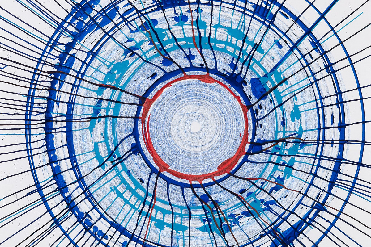 A portrait-format work that shows a multitude of circles. The circles get bigger and bigger and are painted in different colors: light to dark blue and a red circle made of colored pencil and paints. Lines run across the circles from the red circle to the outer sides of the sheet.