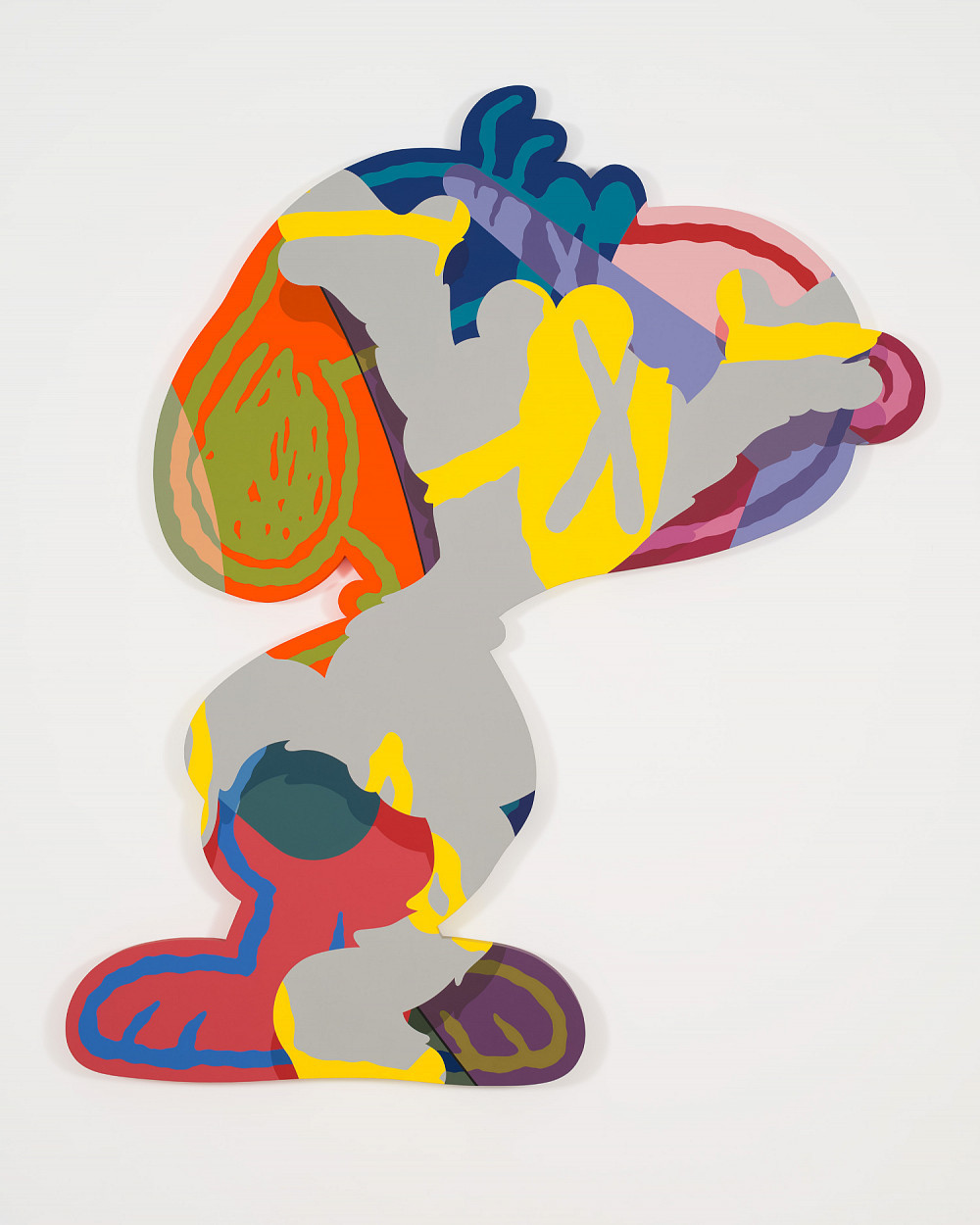 Snoopy-Figur, die mit bunten Farben und Mustern ausgemalt ist.