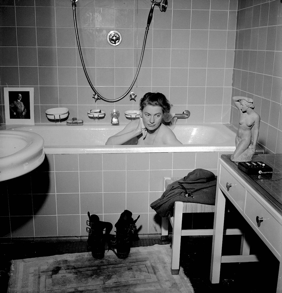 Lee Miller with David E. Scherman: Lee Miller in Hitler´s Bathtub, Munich, Germany, 1945