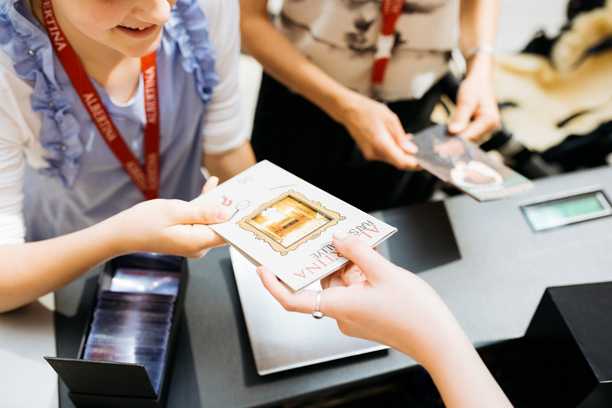 One child receives a "Rätselrallye" at the cash desk  | Photo © Marko Mestrovic