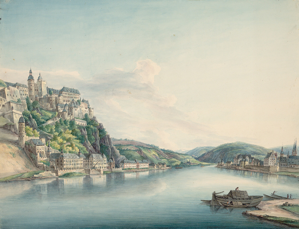 On the left is a slope on which several houses and a fortress at the top have been built. Some parts of the slope are overgrown with green trees. In the middle is a river and on the right a boat anchored on a path. Behind the boat on the horizon, a town on this side of the river can also be seen and green hills in the background. The sky is blue and a faint cloud is visible.