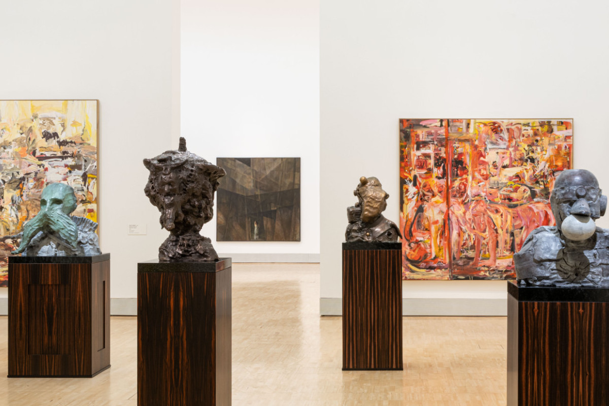 Einblick in eine Ausstellungshalle: in der Mitte mehrere Büsten auf dunkelbraunen Podesten, an den Wänden große, farbige Gemälde und im Hintergrund ein Durchgang in den nächsten Raum. Credit: Foto © ALBERTINA, Wien. Foto: Daniel Antalfi