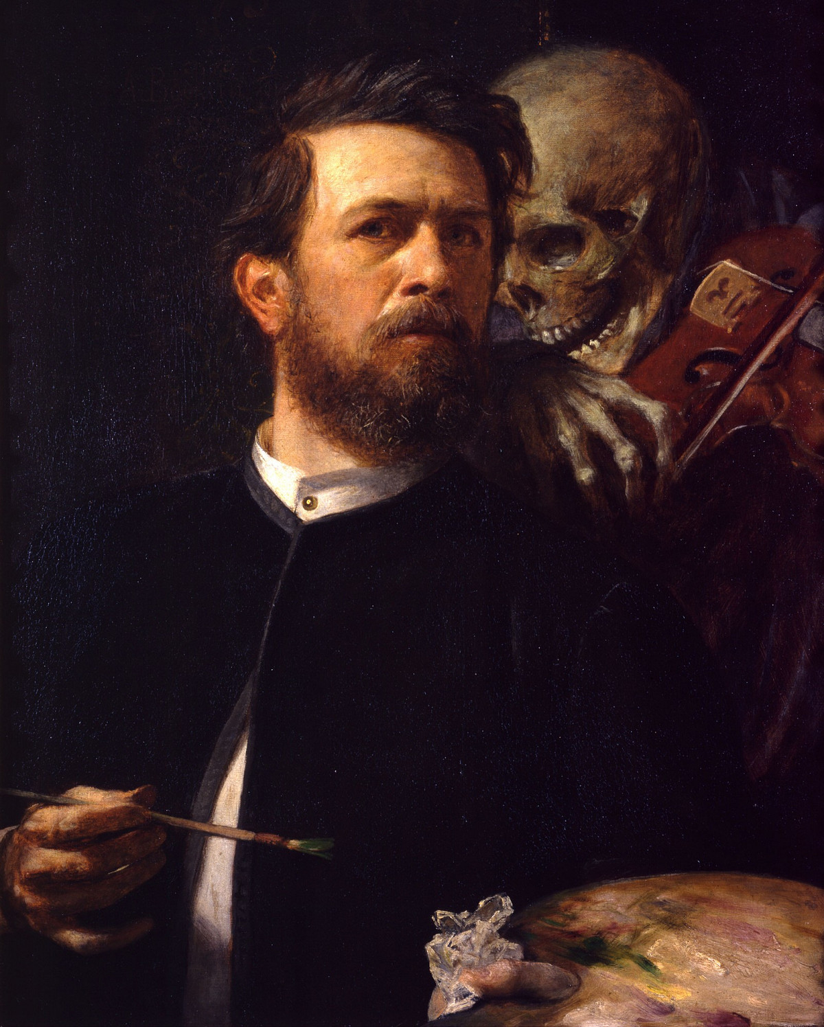 Der Künstler im Vordergrund mit braunen kurzen Haaren und Vollbart. Er trägt ein weißes Hemd ohne Kragen und eine schwarze Jacke. In der einen Hand hält er einen Pinsel, in der anderen eine Maler-Palette und ein weißes Taschentuch. Hinter ihm ein Skelett, das eine Geige hält und ihm etwas ins Ohr flüstert.