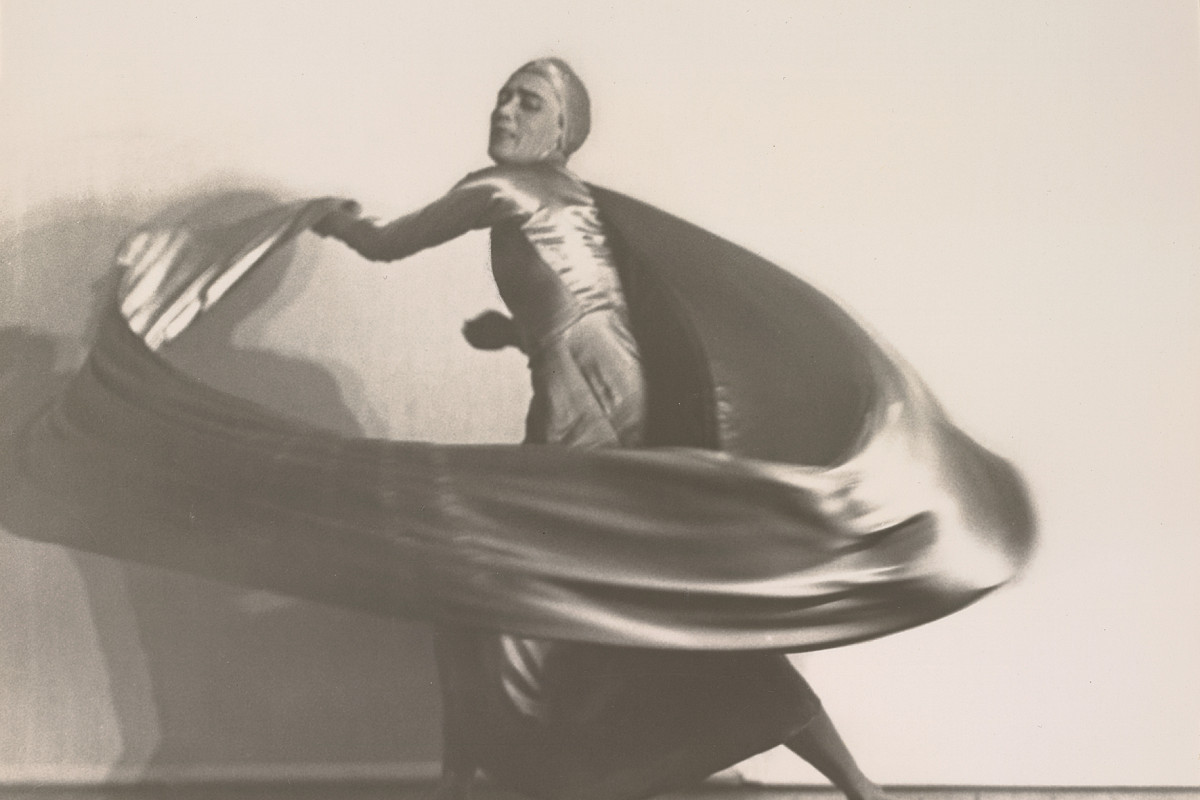 Photograph of a dancing woman in loose, flowing garments in an expressive pose. | Credit: Charlotte Rudolph | Mary Wigman: Raumgestalt aus dem Zyklus Visionen, 1928 | ALBERTINA, Wie