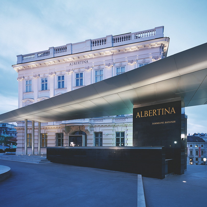 Außenansicht der Albertina von vorne. | Foto: Harald Eisenberger