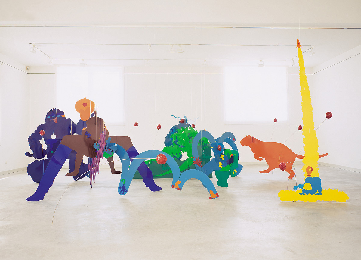 Skulptur großer bunter Figuren, die verschiedene Tiere darstellen.