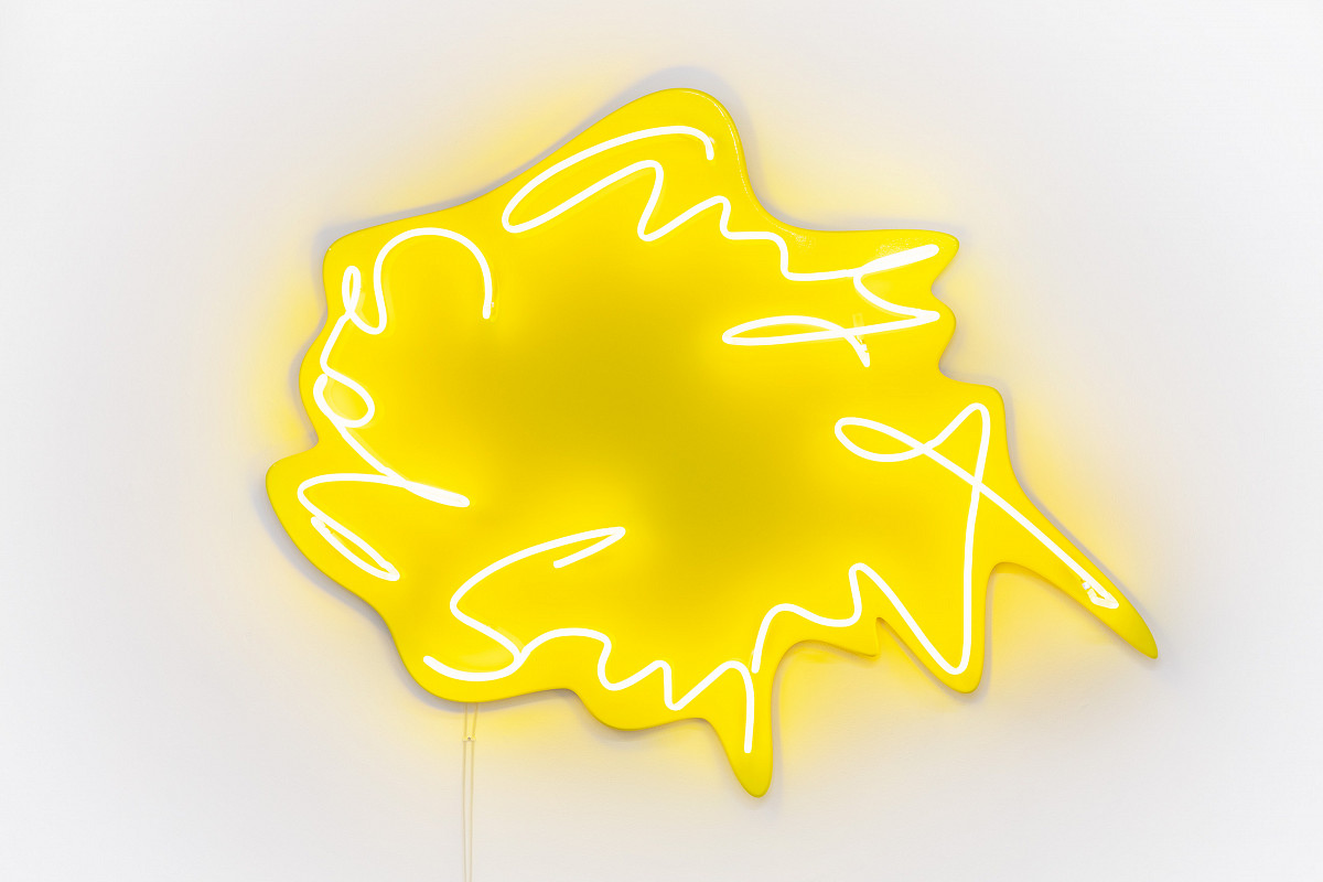 Neon Leuchtschild, das wie eine Sprechblase aussieht, auf deren Rand in geschwungener Schrift ,,Anything goes'' steht.