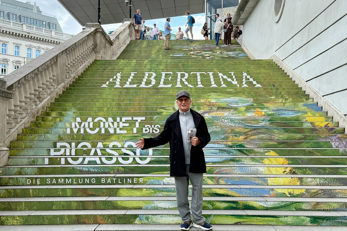 Otto standing on the stairs of the ALBERTINA museum.