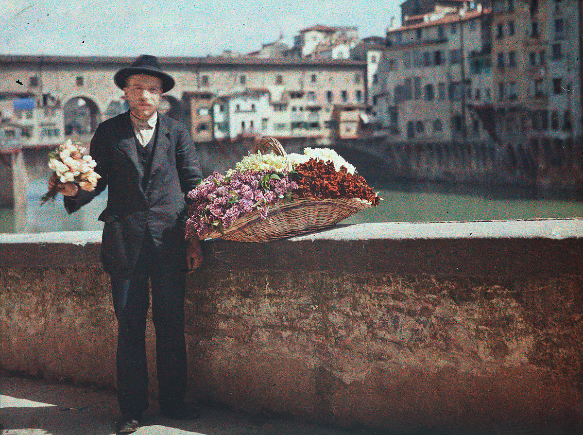 Anonym: Blumenverkäufer vor der Ponte Vecchio in Florenz, Italien, 1907-1930