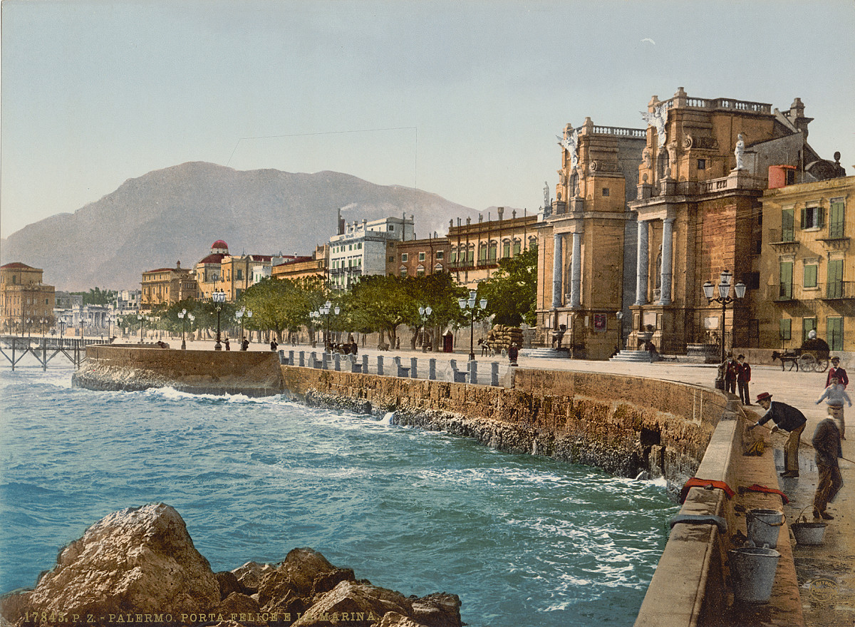Photochrom: View of the harbor of Palermo with the waterfront, sailing ships, and the Porta Felice gateway.