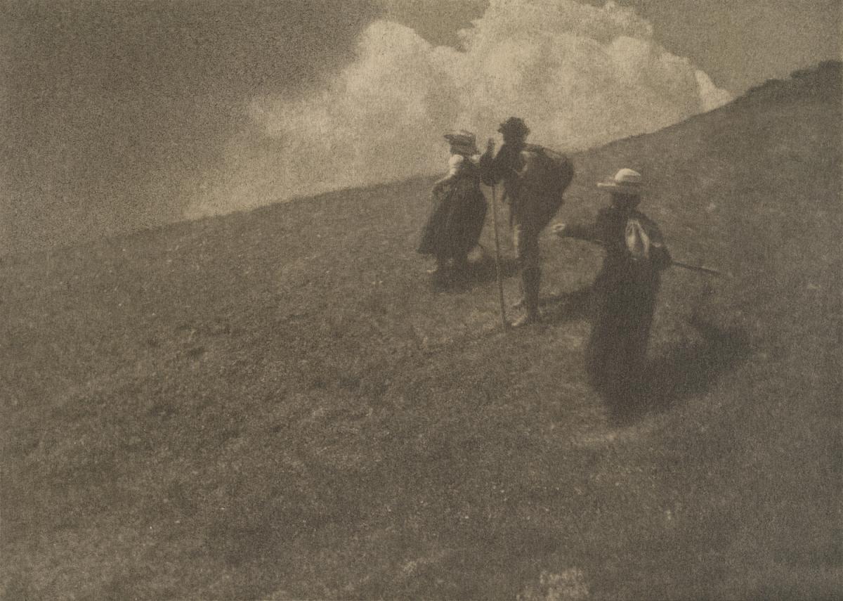 Heinrich Kühn: Hikers against a Cloud, 1912−1913