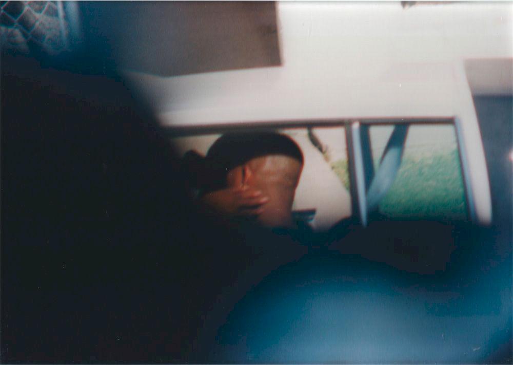 G.R.A.M. | Ohne Titel, aus: Paparazzi (L.A.), 1997 | C-Print, Diasec, 21 x 30 cm | Erworben aus den Mitteln der Galerieförderung des BMUKK von der Galerie Christine König, Wien | Albertina, Wien © G.R.A.M.