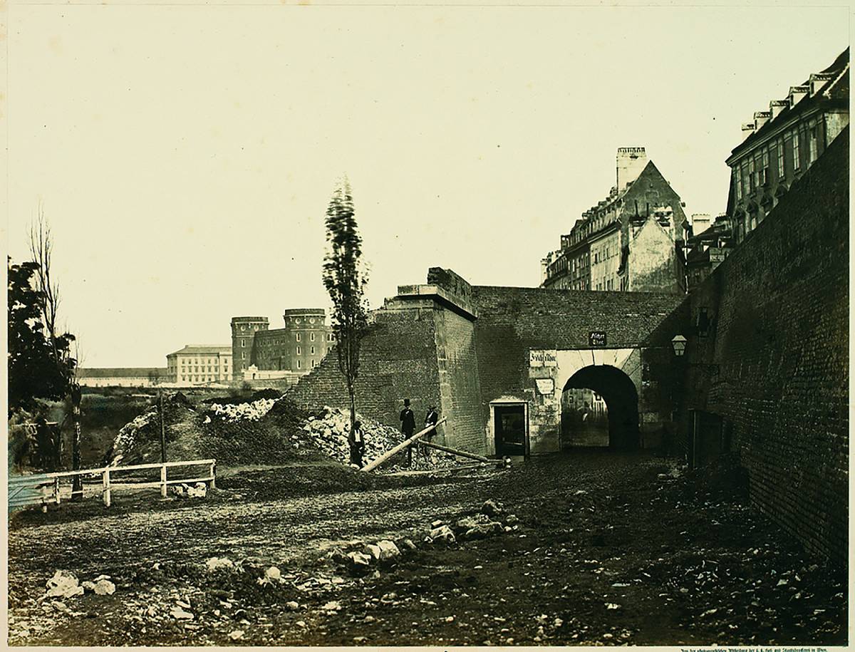 K. & K. Hof- und Staatsdruckerei Wien: Fischertor zur Zeit seines Abbruchs und Franz-Joseph-Kaserne, 1858–1859