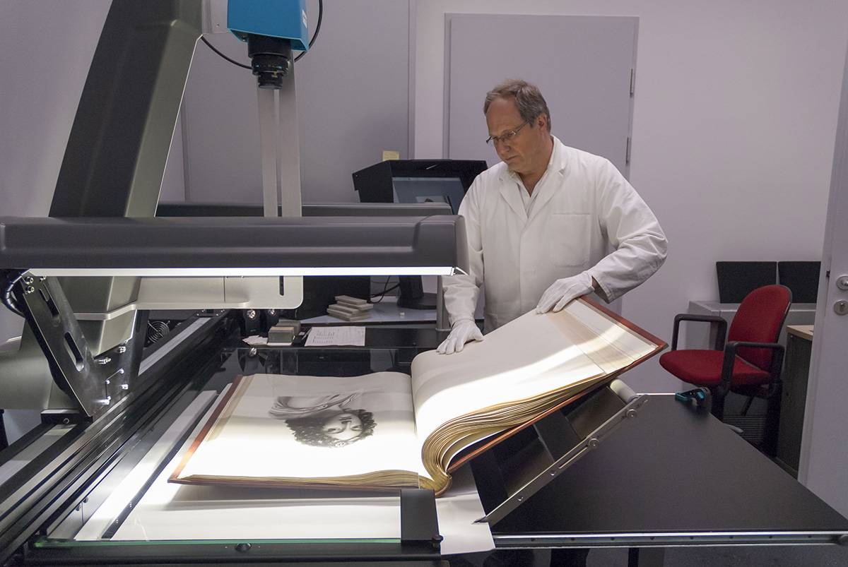 Scanning the volumes | Photo © The Albertina Museum, Vienna