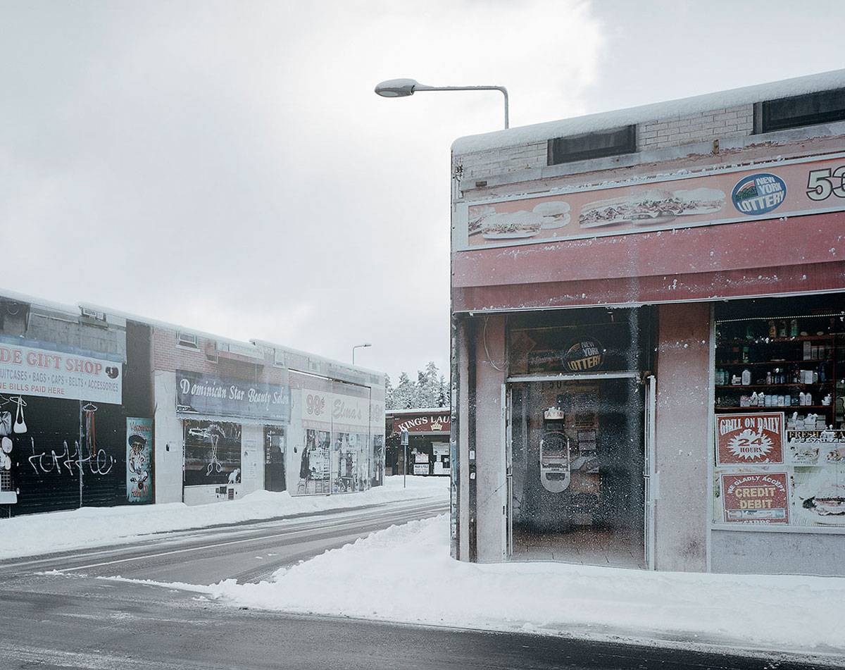 Gregor Sailer |  AstaZero II, Sandhult, Schweden (aus der Serie "The Potemkin Village"), 2016 | C-Print, kaschiert auf AluDibond im Holzschattenfugenrahmen | Fotopapier: 95 × 120 cm (37 3/8 × 47 1/4 in.) | Rahmenaußenmaß: 96,6 × 121,7 × 4,3 cm | Albertina, Wien. Erwerbung aus Mitteln der Galerienförderung des BMUKK 2018 © Bildrecht, Wien, 2019