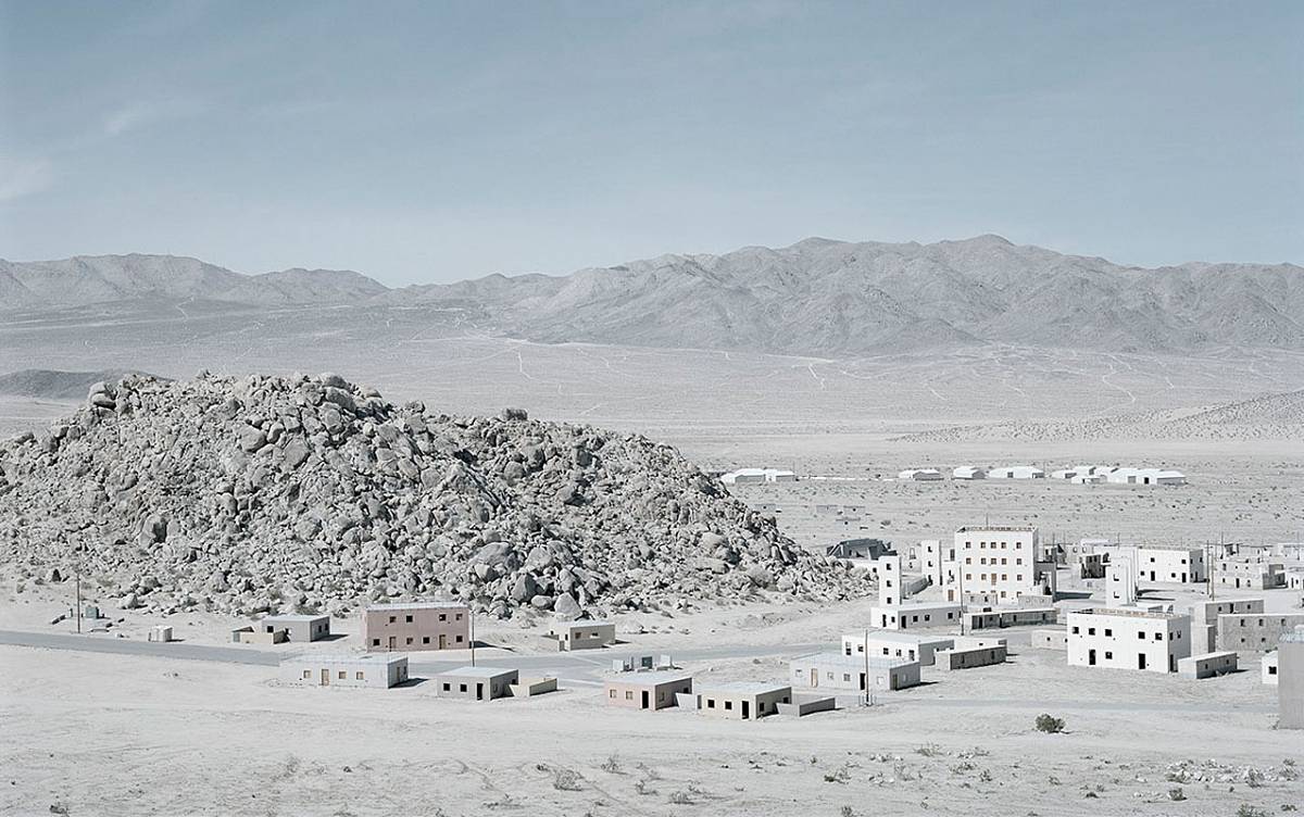 Gregor Sailer | Tiefort City II, Fort Irwin, US Army, Mojave Desert, California, USA (aus der Serie "The Potemkin Village"), 2016 | C-Print, kaschiert auf AluDibond im Holzschattenfugenrahmen | Fotopapier: 95 × 152 cm (37 3/8 × 59 13/16 in.) | Rahmenaußenmaß: 96,6 × 153,6 × 4,3 cm | Albertina, Wien. Erwerbung aus Mitteln der Galerienförderung des BMUKK 2018 © Bildrecht, Wien, 2019